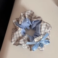 Dettaglio dell'elastico a scacchi blu con etichetta fatta a mano e bottone decorativo - Blu Vibrante - Scrunchie Con Nodo A Bottone