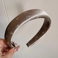 Vue détaillée du serre-tête en satin marron à fleurs avec un design large et élégant - Serre-tête Satin Floral Large Café