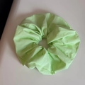 Gros plan d'un chouchou en tissu vert menthe avec texture naturelle en coton et lin - Chouchou Vert Printemps-Vert Fruit