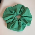 Texture détaillée d'un chouchou froncé vert en tissu de coton de qualité supérieure - Chouchou Vert Printemps-Vert Émeraude