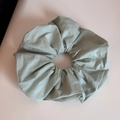 Détail de la texture du tissu du chouchou vert clair et du design du matériau plissé - Chouchou Vert Printemps-Cyan