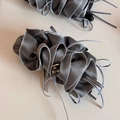 Primer plano de un coletero de satén gris plisado con lazo y detalles de cristal - Pinza de Banana / Clip Banana Volante Gris