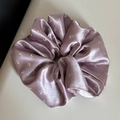 Dettaglio di un elastico per capelli in raso rosa antico con piccoli fiori e trama setosa - Scrunchie Satin Floreale Grande Rosa