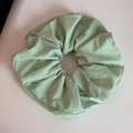 Vue détaillée du chouchou en tissu vert menthe avec texture plissée naturelle - Chouchou Vert Printemps-Vert Clair