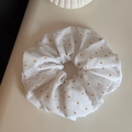 Detailaufnahme eines weißen Scrunchies mit Gänseblümchen-Print auf strukturiertem Stoff - Frisches Gänseblümchen (FD90640) / Weißes Haargummi
