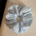 Detail eines hellblauen Scrunchie aus Rippstoff mit gestickten weißen Gänseblümchen - Frisches Gänseblümchen (FD90640) / Blaues Haargummi