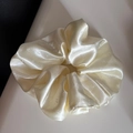 Dettaglio di elastico scrunchie in raso color crema con eleganti motivi floreali e seta - Scrunchie Satin Floreale Grande Beige