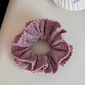 Vue détaillée d'un chouchou à carreaux roses avec bordure en dentelle sur fond blanc - Style Taille de Guêpe à Carreaux (Rose) / Rose