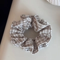Détail d'un chouchou à carreaux marron avec bordure brodée blanche festonnée et plis en tissu - Style Taille de Guêpe à Carreaux (Blanc) / Blanc