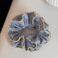 Gros plan sur chouchou à carreaux bleu et marron avec broderie ondulée jaune - Style Taille de Guêpe à Carreaux (Bleu) / Bleu