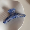 Dettaglio della trama a scacchi blu e del logo dorato sulla elegante pinza per capelli - Serie Quadri Blu - Pinza a Barra Spessa
