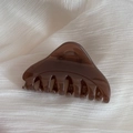 Détail de la pince à cheveux triangulaire marron translucide sur tissu blanc - Marron