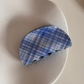 Dettaglio della molletta per capelli a scacchi blu e viola con logo dorato in piatto beige - Serie Quadri Blu - Pinza a Semicerchio