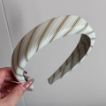 Gros plan d'un serre-tête crème épais avec un motif à rayures marron et blanc - Serre-tête Rembourré / Rayures Larges