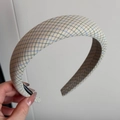Détail de l'étiquette tissée fait main à l'intérieur du serre-tête en tissu à carreaux - Serre-tête Rembourré / Maille Beige