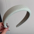 Détail d'un serre-tête en tissu rayé vert clair avec texture intérieure antidérapante - Serre-tête Rembourré / Rayures Fines