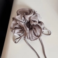 Dettaglio dell'elastico in raso champagne che mostra la texture setosa e le pieghe - Grigio