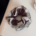 Détail d'un chouchou à pois bicolore avec mousseline plissée marron et coutures fines - Vert Clair Polka Dot