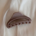 Détail de la pince à cheveux arquée rose poudré sur fond de tissu blanc texturé - Pince Arc Creux-Khaki