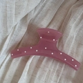 Dettaglio della molletta per capelli rosa a pois in acrilico lucido su tessuto strutturato - Rosa a Pois-Forma a Barra Spessa