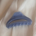 Détail de la pince à cheveux bleu clair incurvée avec lettre dorée sur un tissu blanc - Pince Arc Creux-Bleu