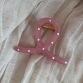 Dettaglio della pinza per capelli rosa a fiocco con pois bianchi e molla in metallo - Rosa a Pois-Forma Intrecciata