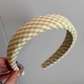 Nahaufnahme des gelb-weiß karierten, gepolsterten Haarreifs mit Satin-Struktur - Gelb-weiß Kariertes Stirnband