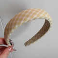 Nahaufnahme eines gelben Karomusters auf einem weichen Satin-Haargummi mit Plüschtextur - Gelbes Stirnband Großes Karo