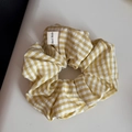 Dettaglio dell'elastico per capelli a scacchi gialli e bianchi con etichetta fatta a mano - Elastico a Quadretti Giallo e Bianco