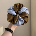 Détail d'un grand chouchou en satin avec un design de bloc de couleur bleu et marron - Bleu Marron