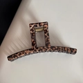 Primer plano de pinza para el pelo con estampado de leopardo, resina brillante y muelle - Leopardo Café - Forma de Barra Delgada