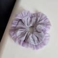 Detail eines hellvioletten Polka-Dot-Haargummis mit halbtransparenten Spitzenkanten - Süßes Lila - Spitzenkante Ring
