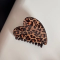 Vue détaillée d'une pince à cheveux léopard en forme de cœur en résine d'acétate brillante - Léopard Café - Petit Cœur