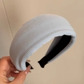 Detail van lichtblauwe gebreide hoofdband met dikke vulling en antislip binnenvoering - Candy Color Gestreepte Hoepel / Blauw