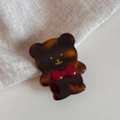 Dettaglio del fermaglio per capelli a forma di orso con texture tartarugata - Tartaruga scura