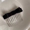 Dettaglio elegante pettine per capelli in raso nero con cursore in metallo argento - Nero