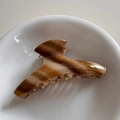 Dettaglio della pinza per capelli in acetato marmorizzato marrone con finitura lucida - Caffè Albicocca Saia-Lungo Dritto