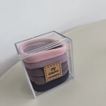 Détail de chouchous élastiques violets sans couture dans une boîte de rangement claire - Série Violette