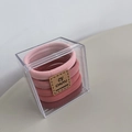 Vue détaillée de 5 élastiques à cheveux dégradés rose dans une boîte de rangement - Série Rose