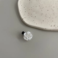 Detalle de una pinza para el cabello con forma de rosa blanca de resina y pequeño clip negro - Rosa de Perla