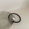 Elastico per capelli con sfera in metallo spazzolato opaco e laccio nero minimalista - Argento