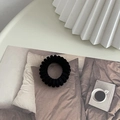 Dettaglio dell'elastico per capelli a spirale in velluto nero in stile minimalista - Nero