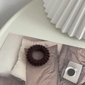 Dettaglio di elastico a spirale marrone scuro floccato con texture vellutata - Caffè Scuro