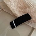 Dettaglio di un fermaglio per capelli in tessuto nero con sei perle bianche lucide - Quadrato Nero