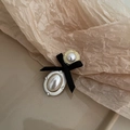 Dettaglio molletta per capelli con fiocco in seta nera, perle color crema e metallo dorato - Perla Strass