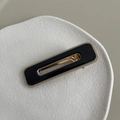 Barrette rectangulaire minimaliste avec finition noir et or sur plateau blanc - Bleu Foncé Clip Carré