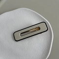 Barrette rectangulaire en résine beige avec bordure noire et détail en métal doré - Beige Clip Carré