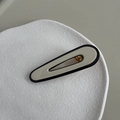 Barrette goutte vert-gris minimaliste avec bordure noire sur plateau en céramique - Beige Clip Larme