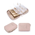 Dettaglio dell'organizzatore per gioielli trapuntato rosa con tasche interne in PVC - Rosa