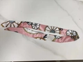Foulard twilly in seta bianco e rosa con stampa equestre retrò e ruote di carrozza - Sciarpa di Raso (APJ040)